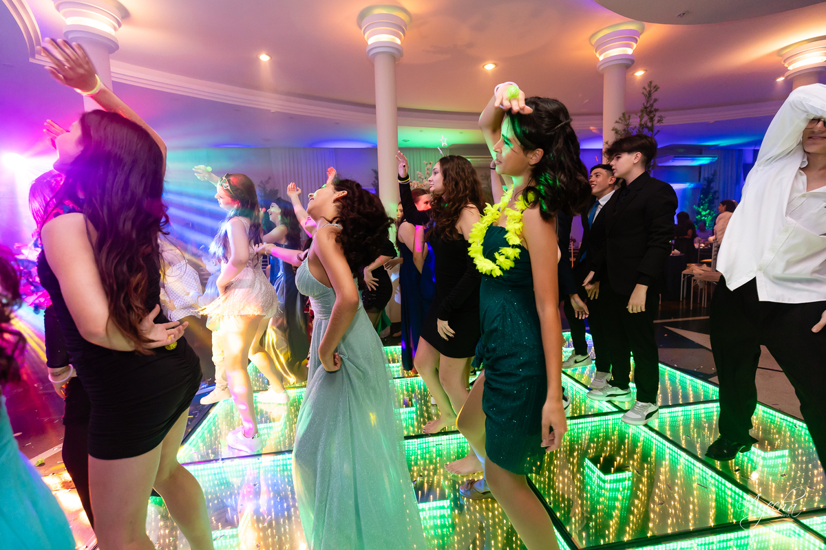 15 anos Curitiba; Festa de 15 anos; Festa de Debutante; Eventos Sociedade Thalia; Thalia Centro; Basquete Thalia; Vestido de Debutante; Decoração 15 anos; Espaço para 15 anos Curitiba; Fotógrafo Curitiba; Fotógrafo 15 anos Curitiba; Melhor Fotógrafa;