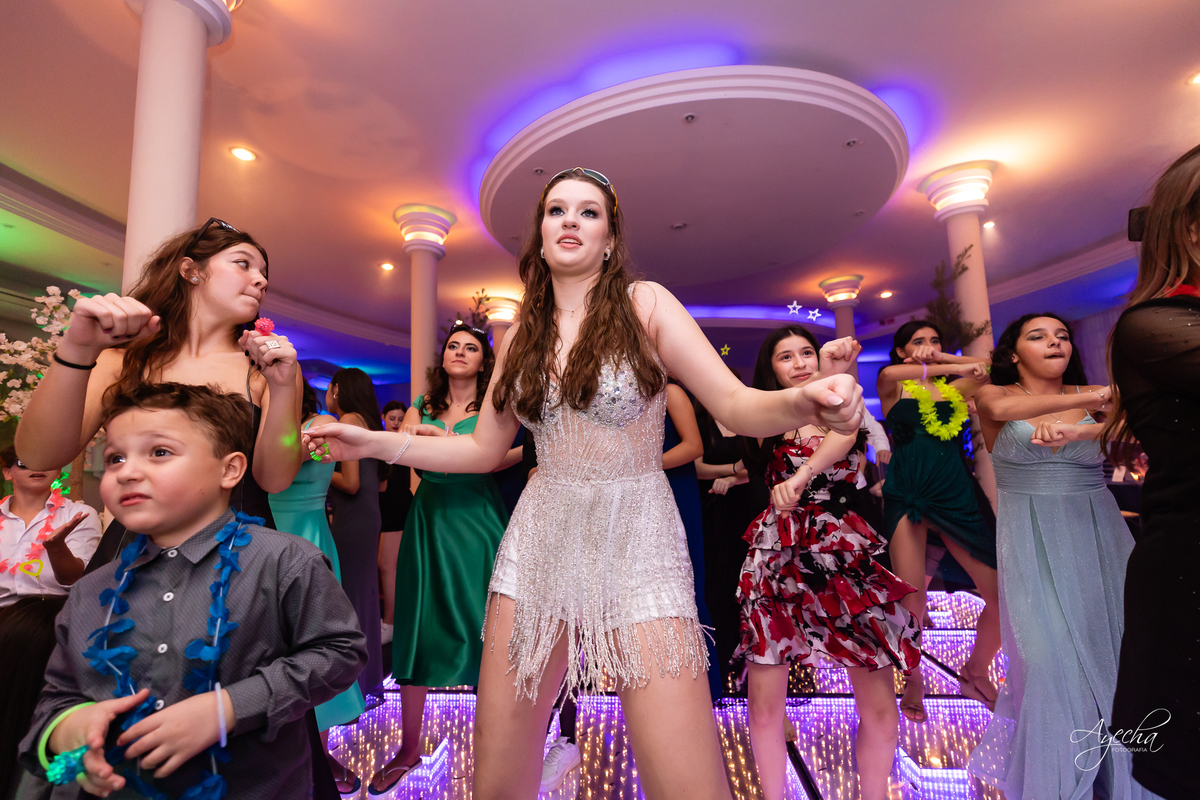 15 anos Curitiba; Festa de 15 anos; Festa de Debutante; Eventos Sociedade Thalia; Thalia Centro; Basquete Thalia; Vestido de Debutante; Decoração 15 anos; Espaço para 15 anos Curitiba; Fotógrafo Curitiba; Fotógrafo 15 anos Curitiba; Melhor Fotógrafa;