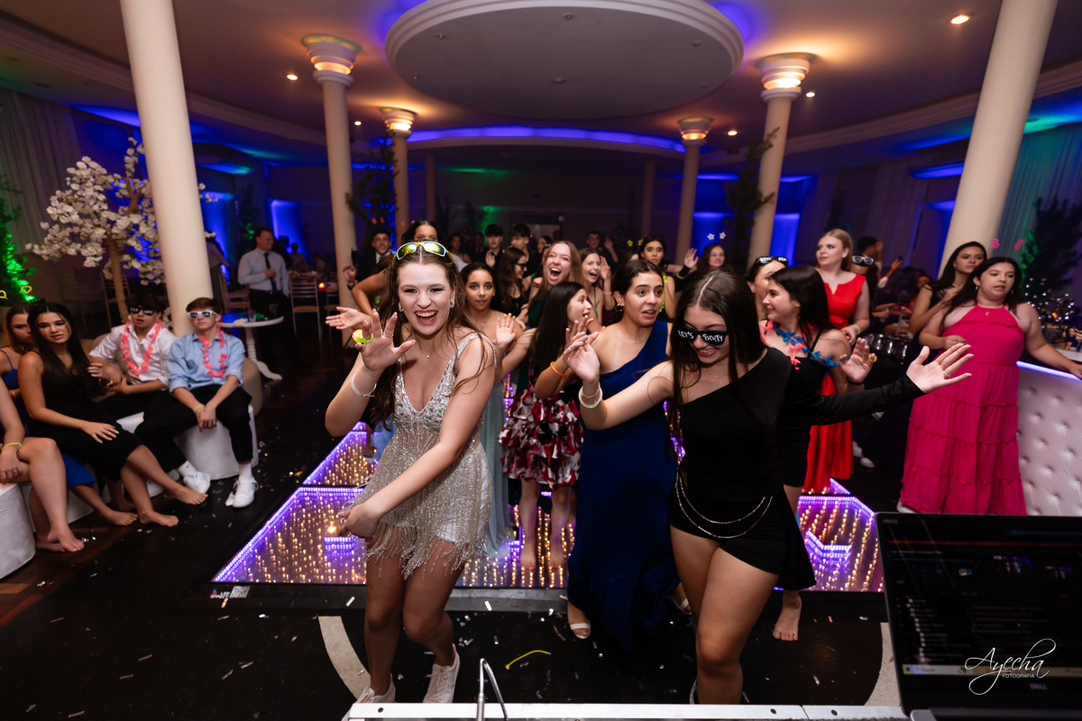 15 anos Curitiba; Festa de 15 anos; Festa de Debutante; Eventos Sociedade Thalia; Thalia Centro; Basquete Thalia; Vestido de Debutante; Decoração 15 anos; Espaço para 15 anos Curitiba; Fotógrafo Curitiba; Fotógrafo 15 anos Curitiba; Melhor Fotógrafa;