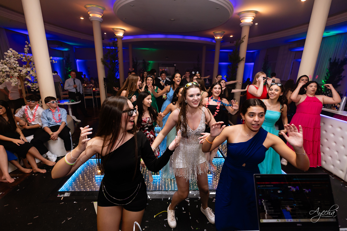 15 anos Curitiba; Festa de 15 anos; Festa de Debutante; Eventos Sociedade Thalia; Thalia Centro; Basquete Thalia; Vestido de Debutante; Decoração 15 anos; Espaço para 15 anos Curitiba; Fotógrafo Curitiba; Fotógrafo 15 anos Curitiba; Melhor Fotógrafa;