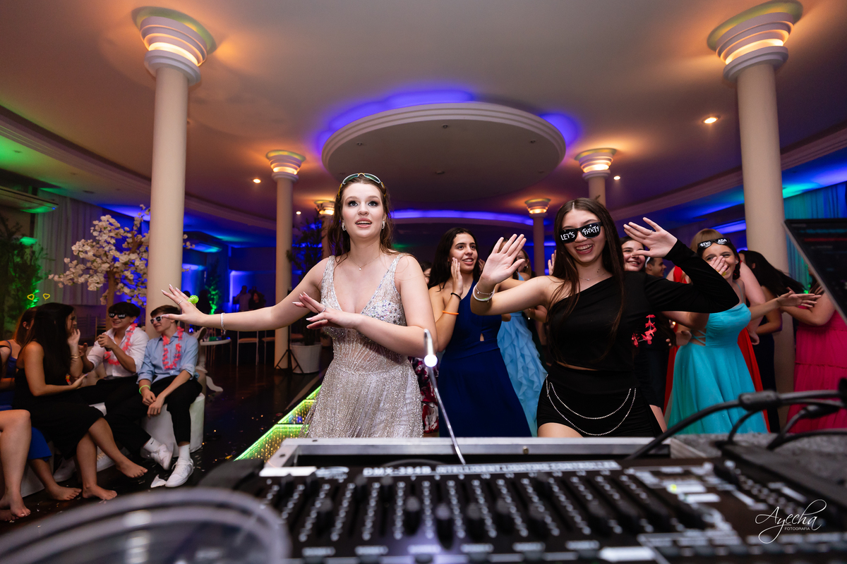 15 anos Curitiba; Festa de 15 anos; Festa de Debutante; Eventos Sociedade Thalia; Thalia Centro; Basquete Thalia; Vestido de Debutante; Decoração 15 anos; Espaço para 15 anos Curitiba; Fotógrafo Curitiba; Fotógrafo 15 anos Curitiba; Melhor Fotógrafa;