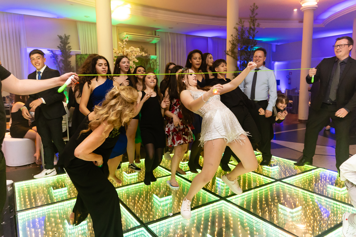 15 anos Curitiba; Festa de 15 anos; Festa de Debutante; Eventos Sociedade Thalia; Thalia Centro; Basquete Thalia; Vestido de Debutante; Decoração 15 anos; Espaço para 15 anos Curitiba; Fotógrafo Curitiba; Fotógrafo 15 anos Curitiba; Melhor Fotógrafa;