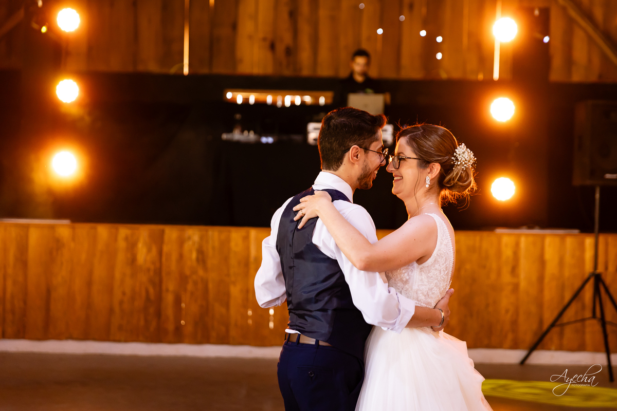 Fotografos Rio Negro; Casamentos Rio Negro; Rancho Richter; Fotografia de Casamento Rio Negro; Casamentos Mafra; 15 anos Rio Negro; Casamento Rústico; Casamento Capela Rio Negro; London Noivas; Lux Decorações Rio Negro; Studio Edina Farago;
