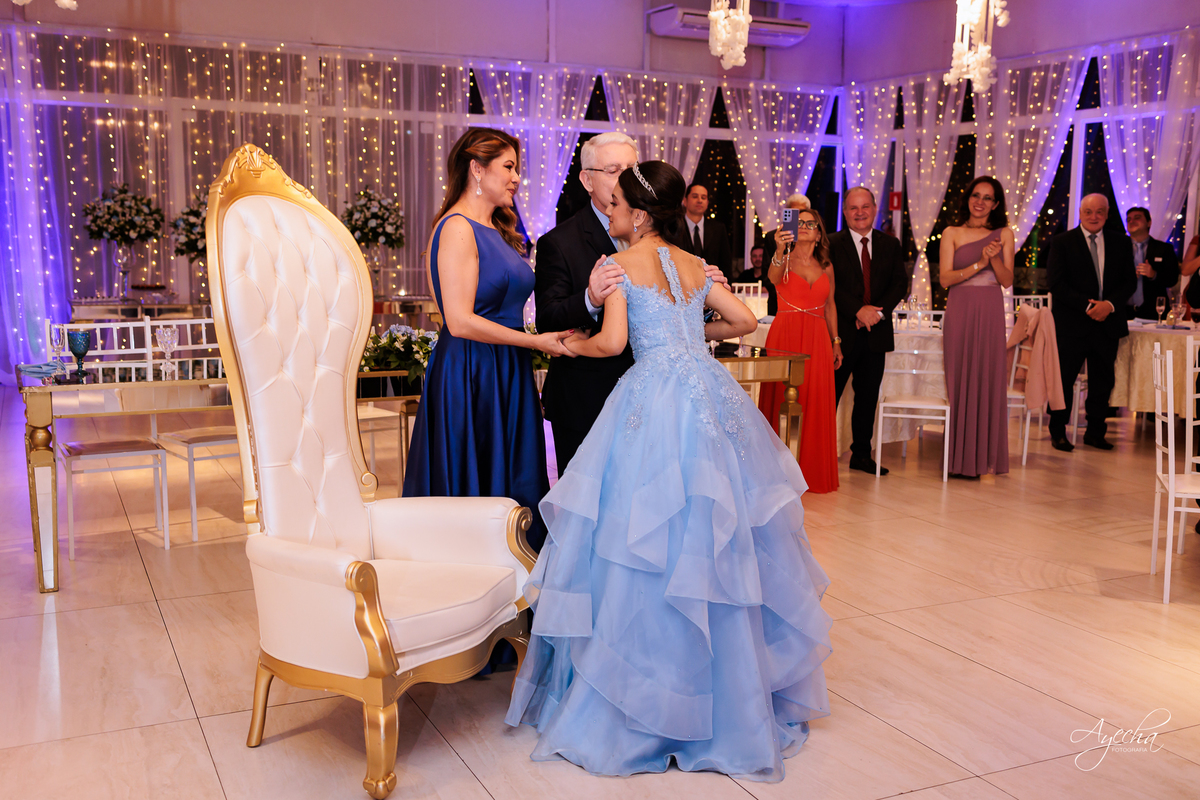 Festa de 15 anos Curitiba; Festa Debutante Curitiba; Espaço para Festa de 15 anos Curitiba; Fotografos 15 anos Curitiba; Salão para festa de 15 anos Curitiba; Stella Basso; Fotografos para Eventos Curitiba; Debutante PCD; Debutante com Autismo;