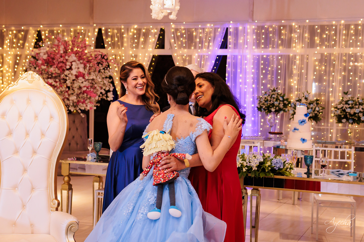 Festa de 15 anos Curitiba; Festa Debutante Curitiba; Espaço para Festa de 15 anos Curitiba; Fotografos 15 anos Curitiba; Salão para festa de 15 anos Curitiba; Stella Basso; Fotografos para Eventos Curitiba; Debutante PCD; Debutante com Autismo;