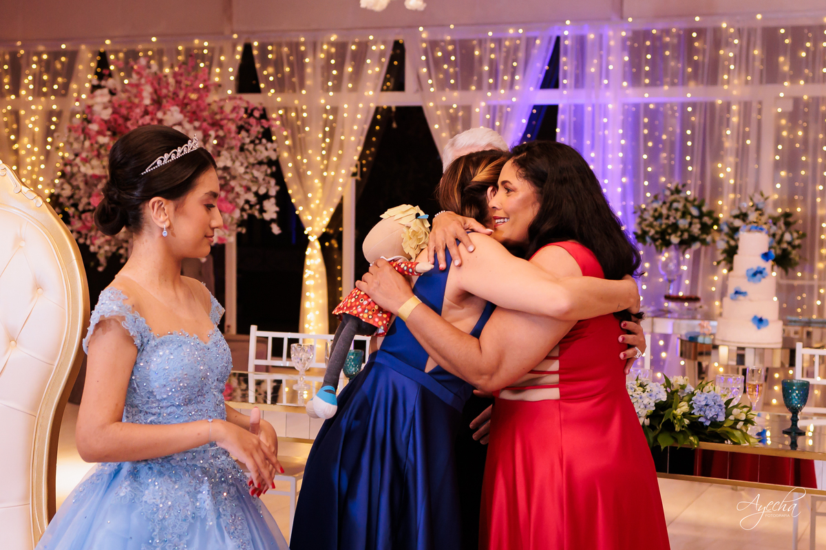 Festa de 15 anos Curitiba; Festa Debutante Curitiba; Espaço para Festa de 15 anos Curitiba; Fotografos 15 anos Curitiba; Salão para festa de 15 anos Curitiba; Stella Basso; Fotografos para Eventos Curitiba; Debutante PCD; Debutante com Autismo;