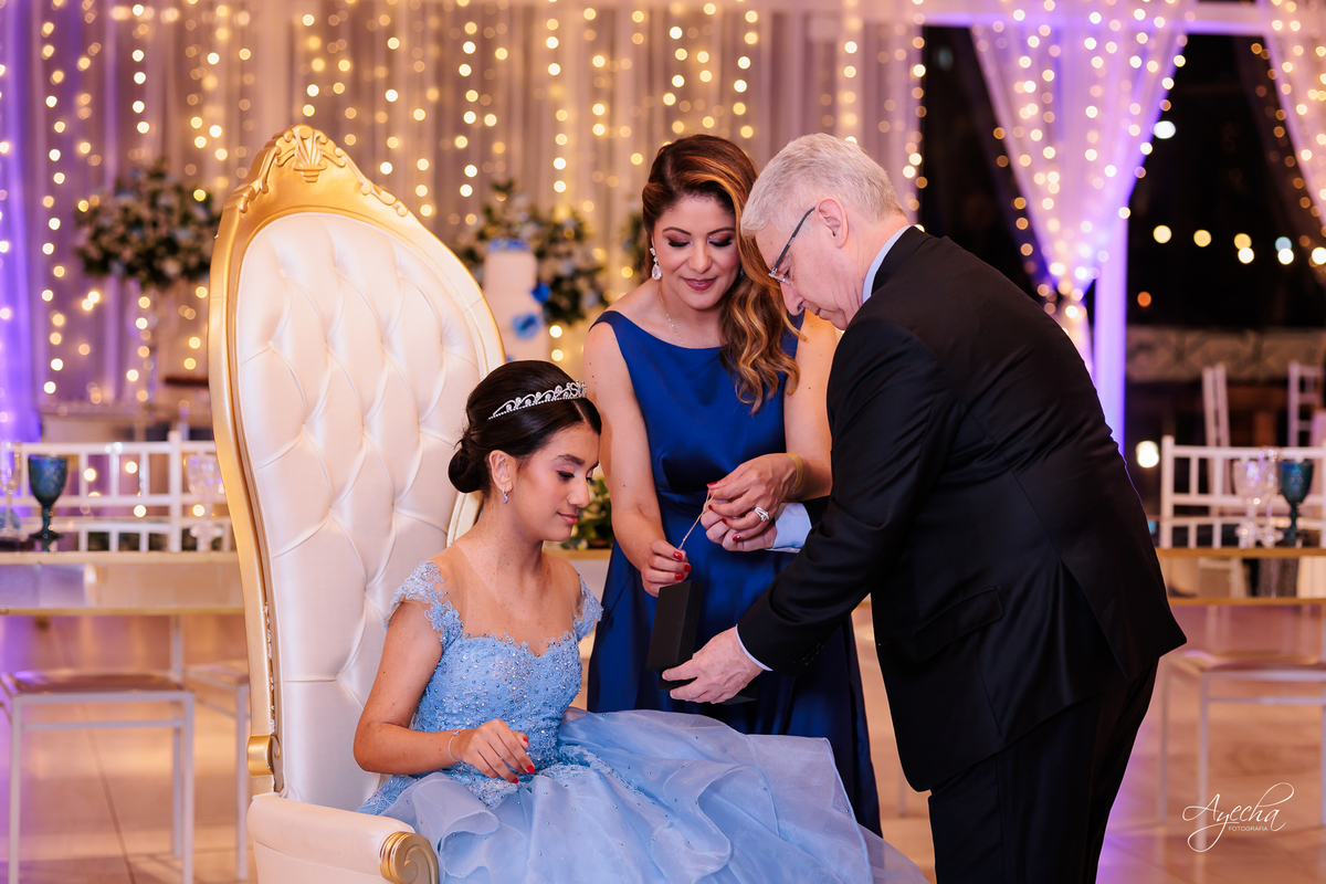 Festa de 15 anos Curitiba; Festa Debutante Curitiba; Espaço para Festa de 15 anos Curitiba; Fotografos 15 anos Curitiba; Salão para festa de 15 anos Curitiba; Stella Basso; Fotografos para Eventos Curitiba; Debutante PCD; Debutante com Autismo;