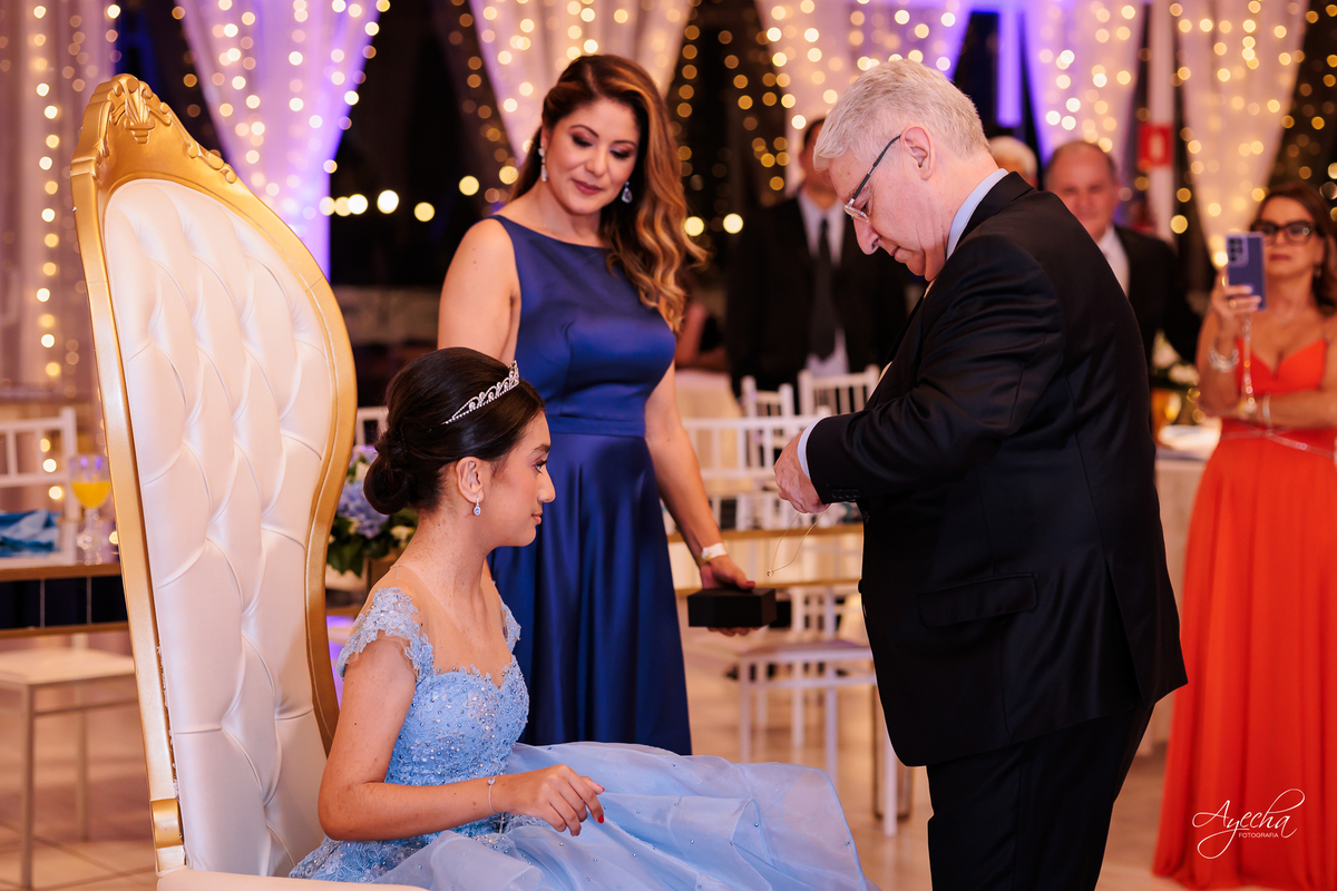 Festa de 15 anos Curitiba; Festa Debutante Curitiba; Espaço para Festa de 15 anos Curitiba; Fotografos 15 anos Curitiba; Salão para festa de 15 anos Curitiba; Stella Basso; Fotografos para Eventos Curitiba; Debutante PCD; Debutante com Autismo;