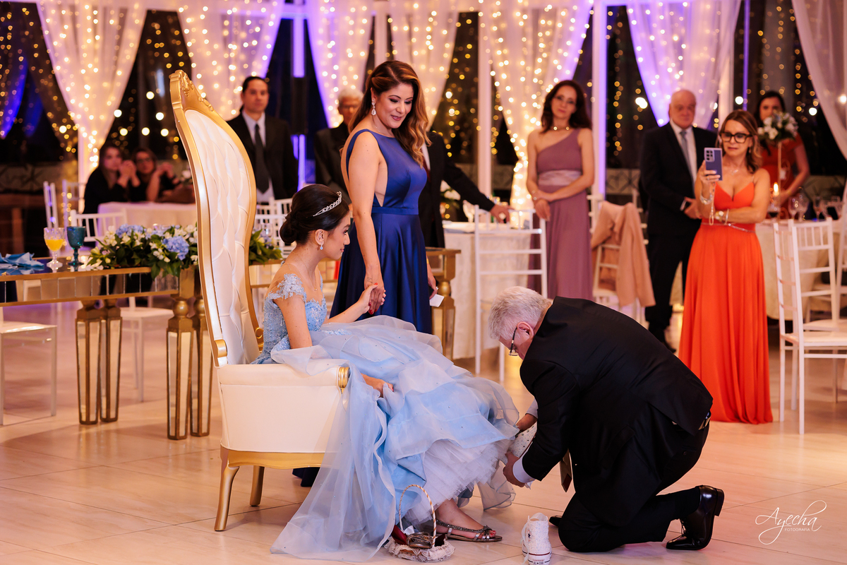 Festa de 15 anos Curitiba; Festa Debutante Curitiba; Espaço para Festa de 15 anos Curitiba; Fotografos 15 anos Curitiba; Salão para festa de 15 anos Curitiba; Stella Basso; Fotografos para Eventos Curitiba; Debutante PCD; Debutante com Autismo;