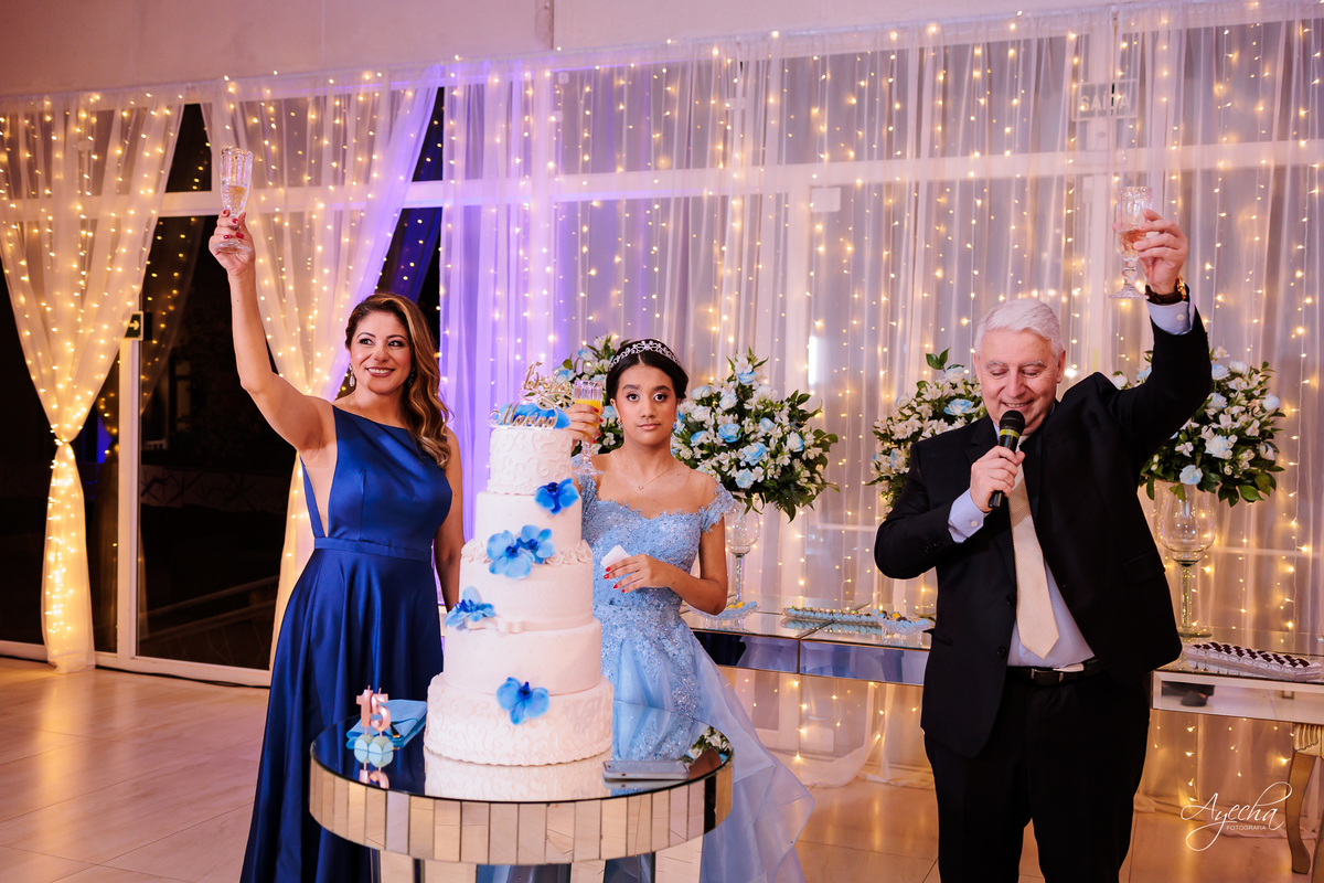 Festa de 15 anos Curitiba; Festa Debutante Curitiba; Espaço para Festa de 15 anos Curitiba; Fotografos 15 anos Curitiba; Salão para festa de 15 anos Curitiba; Stella Basso; Fotografos para Eventos Curitiba; Debutante PCD; Debutante com Autismo;