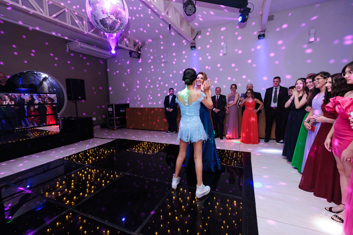Festa de 15 anos Curitiba; Festa Debutante Curitiba; Espaço para Festa de 15 anos Curitiba; Fotografos 15 anos Curitiba; Salão para festa de 15 anos Curitiba; Stella Basso; Fotografos para Eventos Curitiba; Debutante PCD; Debutante com Autismo;