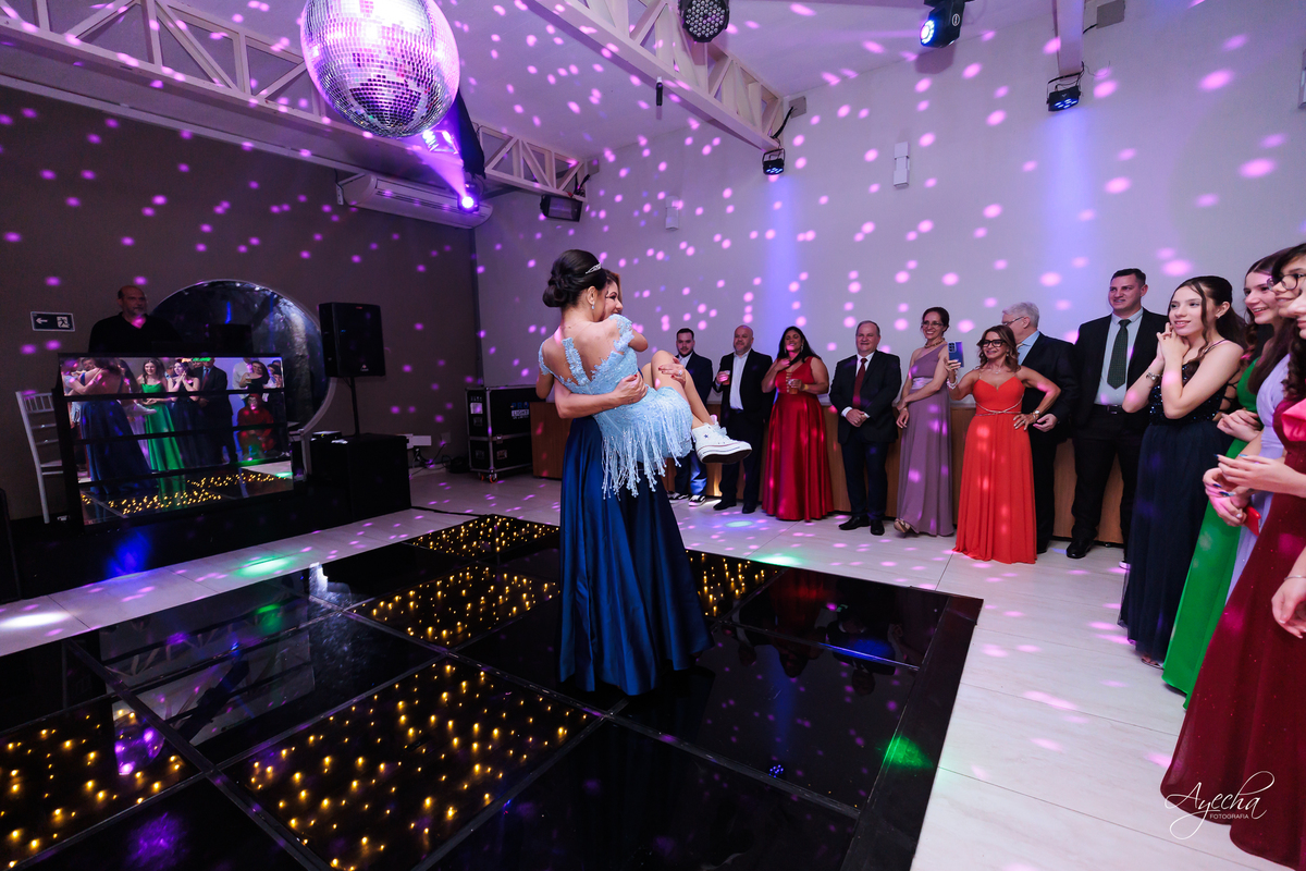 Festa de 15 anos Curitiba; Festa Debutante Curitiba; Espaço para Festa de 15 anos Curitiba; Fotografos 15 anos Curitiba; Salão para festa de 15 anos Curitiba; Stella Basso; Fotografos para Eventos Curitiba; Debutante PCD; Debutante com Autismo;