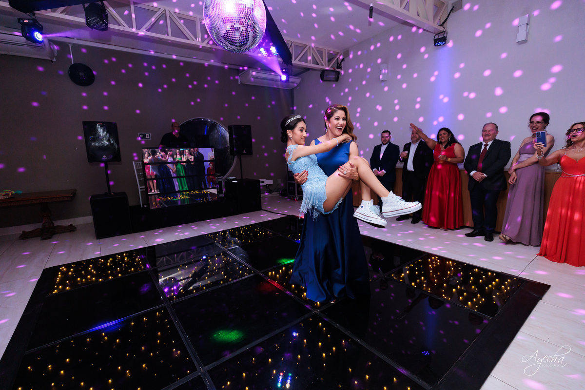 Festa de 15 anos Curitiba; Festa Debutante Curitiba; Espaço para Festa de 15 anos Curitiba; Fotografos 15 anos Curitiba; Salão para festa de 15 anos Curitiba; Stella Basso; Fotografos para Eventos Curitiba; Debutante PCD; Debutante com Autismo;