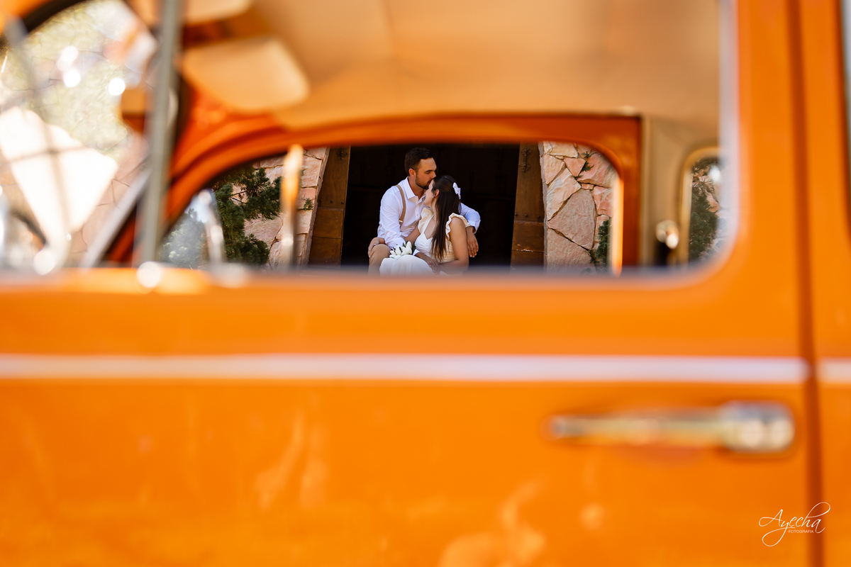 pré wedding Curitiba, ensaio pré-casamento Campo Largo, fotógrafo pré wedding Curitiba, fotos casal retrô, fusca ensaio fotográfico, fotógrafo Campo Largo, fotos casamento Curitiba, ensaio noivo noiva Curitiba, fotos criativas Curitiba, ensaio capela Curi