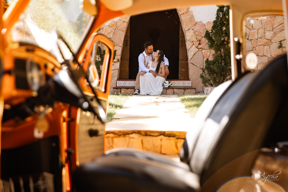 pré wedding Curitiba, ensaio pré-casamento Campo Largo, fotógrafo pré wedding Curitiba, fotos casal retrô, fusca ensaio fotográfico, fotógrafo Campo Largo, fotos casamento Curitiba, ensaio noivo noiva Curitiba, fotos criativas Curitiba, ensaio capela Curi