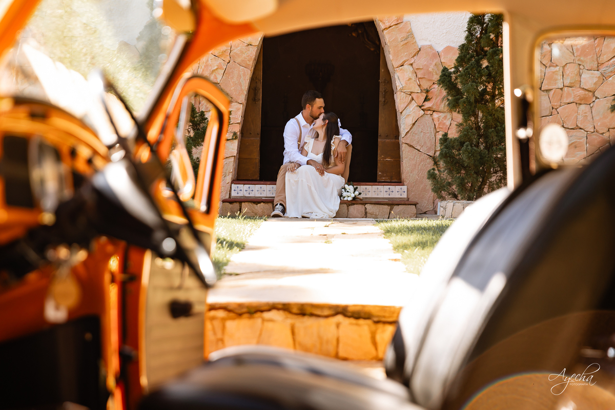 pré wedding Curitiba, ensaio pré-casamento Campo Largo, fotógrafo pré wedding Curitiba, fotos casal retrô, fusca ensaio fotográfico, fotógrafo Campo Largo, fotos casamento Curitiba, ensaio noivo noiva Curitiba, fotos criativas Curitiba, ensaio capela Curi