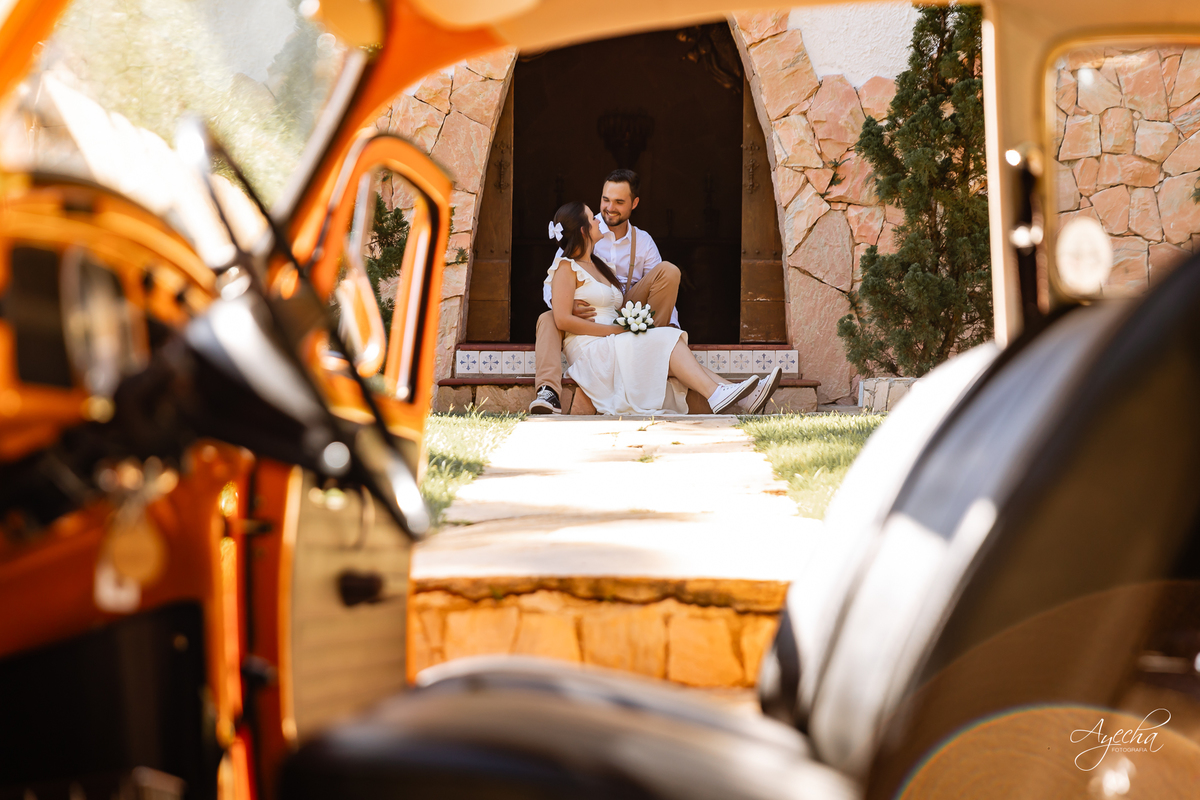 pré wedding Curitiba, ensaio pré-casamento Campo Largo, fotógrafo pré wedding Curitiba, fotos casal retrô, fusca ensaio fotográfico, fotógrafo Campo Largo, fotos casamento Curitiba, ensaio noivo noiva Curitiba, fotos criativas Curitiba, ensaio capela Curi