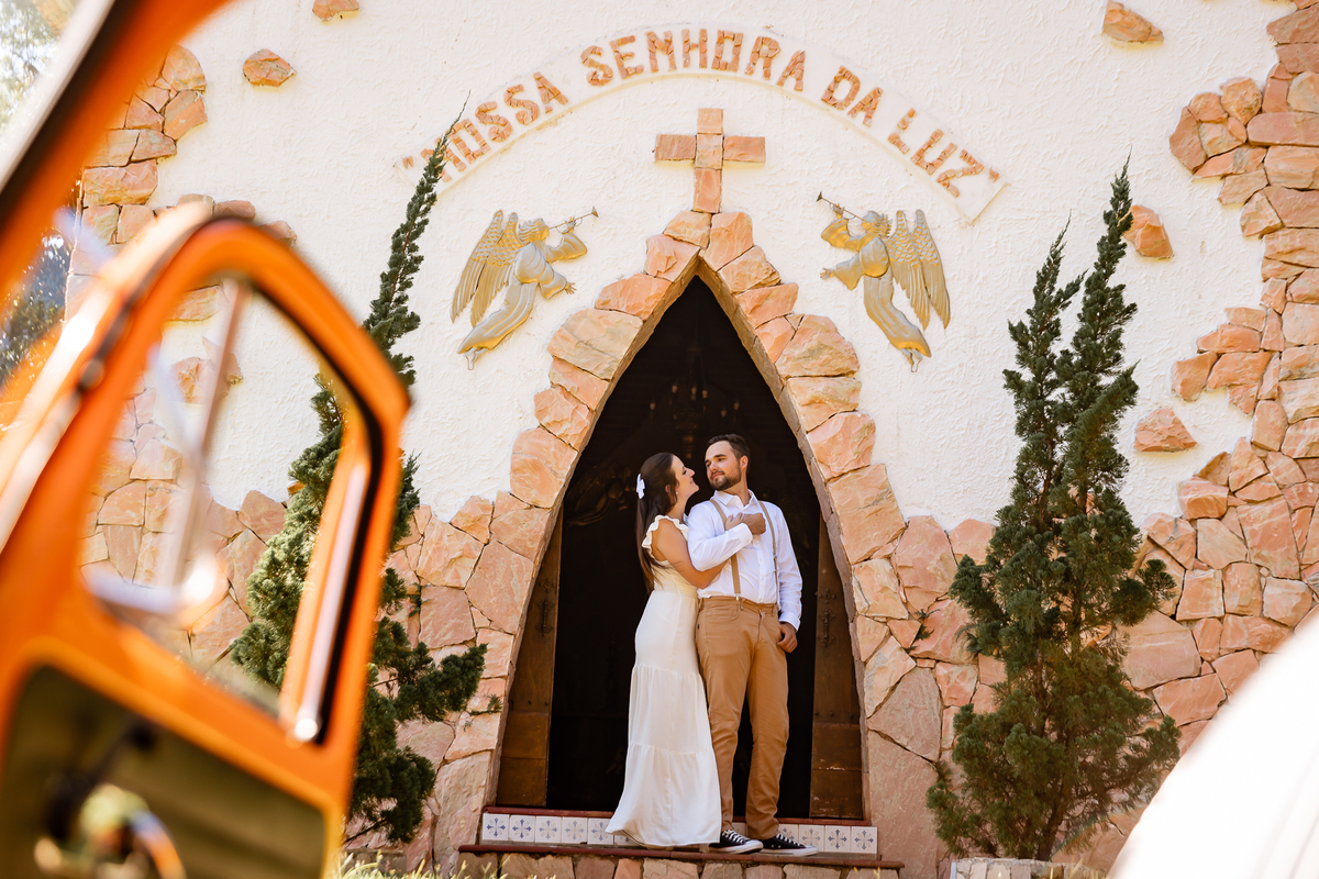 pré wedding Curitiba, ensaio pré-casamento Campo Largo, fotógrafo pré wedding Curitiba, fotos casal retrô, fusca ensaio fotográfico, fotógrafo Campo Largo, fotos casamento Curitiba, ensaio noivo noiva Curitiba, fotos criativas Curitiba, ensaio capela Curi