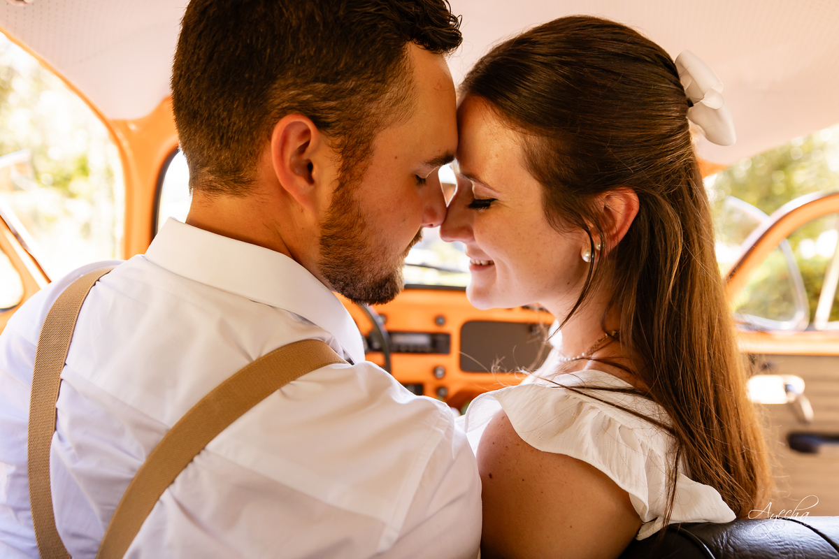 pré wedding Curitiba, ensaio pré-casamento Campo Largo, fotógrafo pré wedding Curitiba, fotos casal retrô, fusca ensaio fotográfico, fotógrafo Campo Largo, fotos casamento Curitiba, ensaio noivo noiva Curitiba, fotos criativas Curitiba, ensaio capela Curi