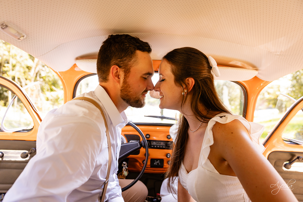 pré wedding Curitiba, ensaio pré-casamento Campo Largo, fotógrafo pré wedding Curitiba, fotos casal retrô, fusca ensaio fotográfico, fotógrafo Campo Largo, fotos casamento Curitiba, ensaio noivo noiva Curitiba, fotos criativas Curitiba, ensaio capela Curi