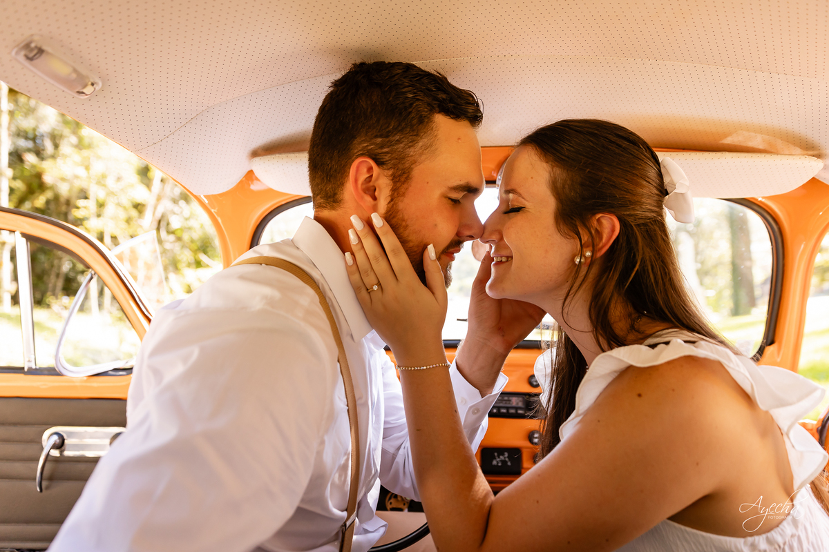 pré wedding Curitiba, ensaio pré-casamento Campo Largo, fotógrafo pré wedding Curitiba, fotos casal retrô, fusca ensaio fotográfico, fotógrafo Campo Largo, fotos casamento Curitiba, ensaio noivo noiva Curitiba, fotos criativas Curitiba, ensaio capela Curi