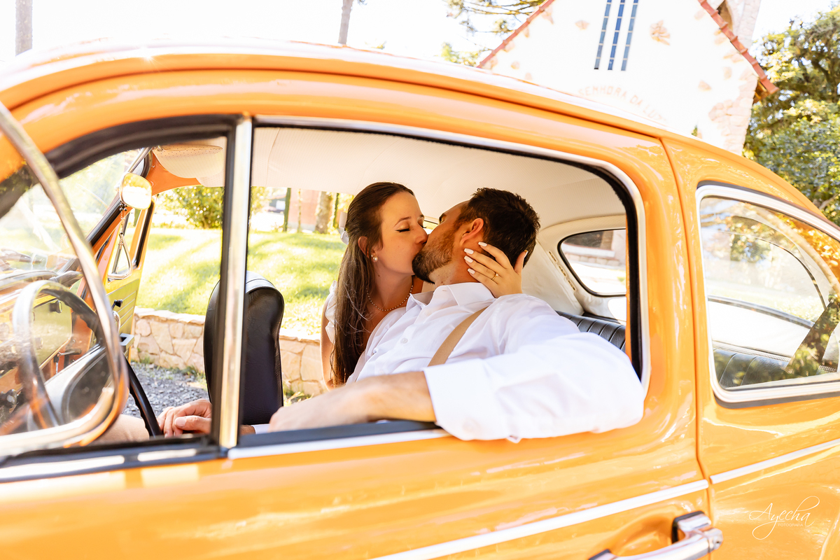 pré wedding Curitiba, ensaio pré-casamento Campo Largo, fotógrafo pré wedding Curitiba, fotos casal retrô, fusca ensaio fotográfico, fotógrafo Campo Largo, fotos casamento Curitiba, ensaio noivo noiva Curitiba, fotos criativas Curitiba, ensaio capela Curi