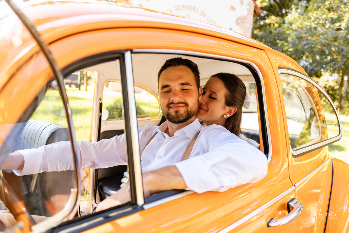 pré wedding Curitiba, ensaio pré-casamento Campo Largo, fotógrafo pré wedding Curitiba, fotos casal retrô, fusca ensaio fotográfico, fotógrafo Campo Largo, fotos casamento Curitiba, ensaio noivo noiva Curitiba, fotos criativas Curitiba, ensaio capela Curi