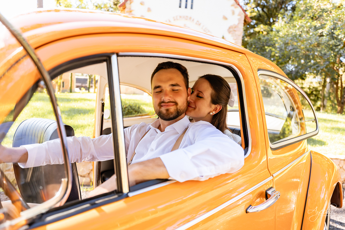 pré wedding Curitiba, ensaio pré-casamento Campo Largo, fotógrafo pré wedding Curitiba, fotos casal retrô, fusca ensaio fotográfico, fotógrafo Campo Largo, fotos casamento Curitiba, ensaio noivo noiva Curitiba, fotos criativas Curitiba, ensaio capela Curi