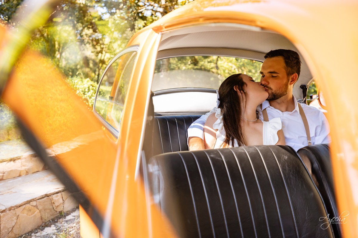 pré wedding Curitiba, ensaio pré-casamento Campo Largo, fotógrafo pré wedding Curitiba, fotos casal retrô, fusca ensaio fotográfico, fotógrafo Campo Largo, fotos casamento Curitiba, ensaio noivo noiva Curitiba, fotos criativas Curitiba, ensaio capela Curi