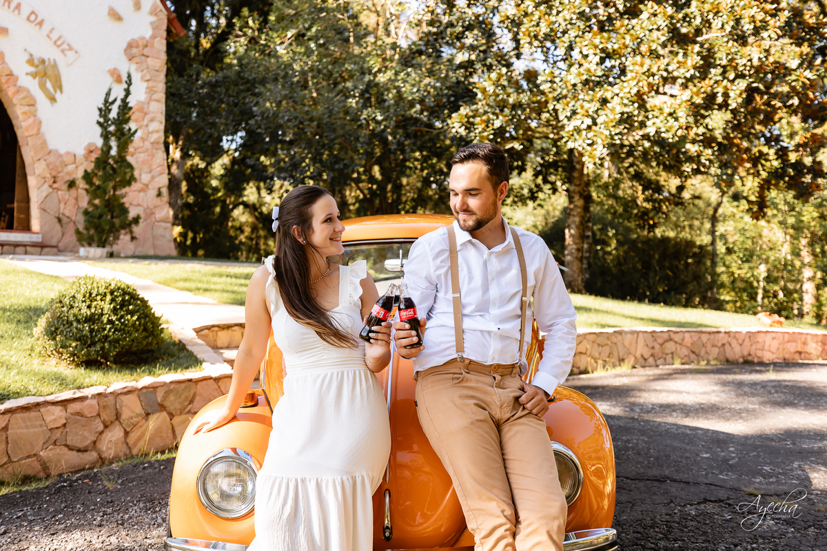 pré wedding Curitiba, ensaio pré-casamento Campo Largo, fotógrafo pré wedding Curitiba, fotos casal retrô, fusca ensaio fotográfico, fotógrafo Campo Largo, fotos casamento Curitiba, ensaio noivo noiva Curitiba, fotos criativas Curitiba, ensaio capela Curi