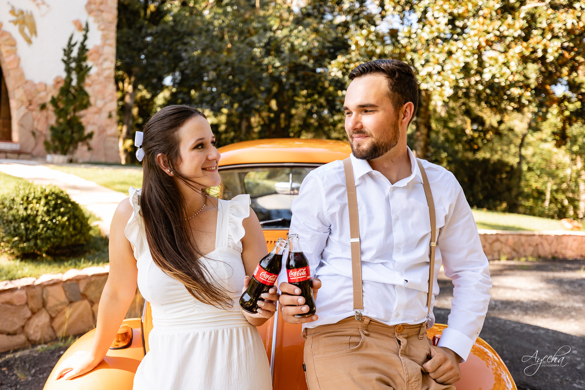 pré wedding Curitiba, ensaio pré-casamento Campo Largo, fotógrafo pré wedding Curitiba, fotos casal retrô, fusca ensaio fotográfico, fotógrafo Campo Largo, fotos casamento Curitiba, ensaio noivo noiva Curitiba, fotos criativas Curitiba, ensaio capela Curi