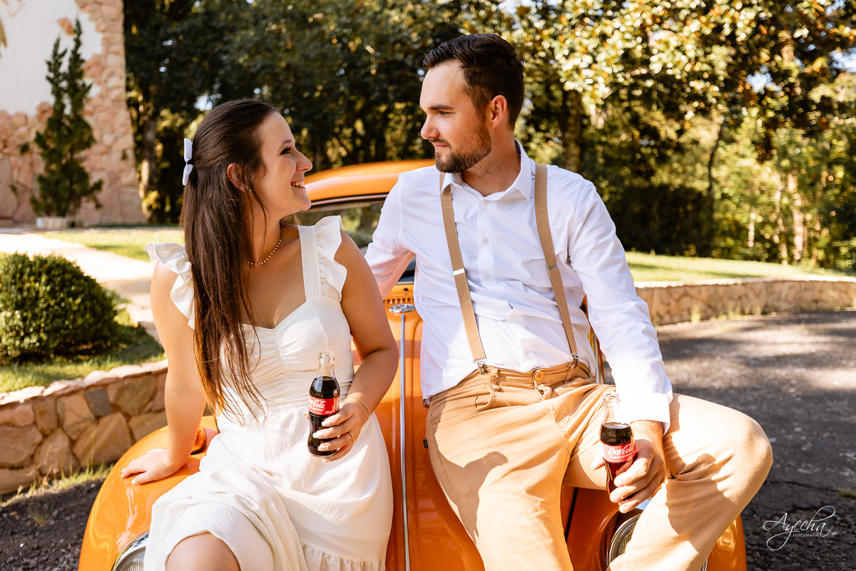 pré wedding Curitiba, ensaio pré-casamento Campo Largo, fotógrafo pré wedding Curitiba, fotos casal retrô, fusca ensaio fotográfico, fotógrafo Campo Largo, fotos casamento Curitiba, ensaio noivo noiva Curitiba, fotos criativas Curitiba, ensaio capela Curi