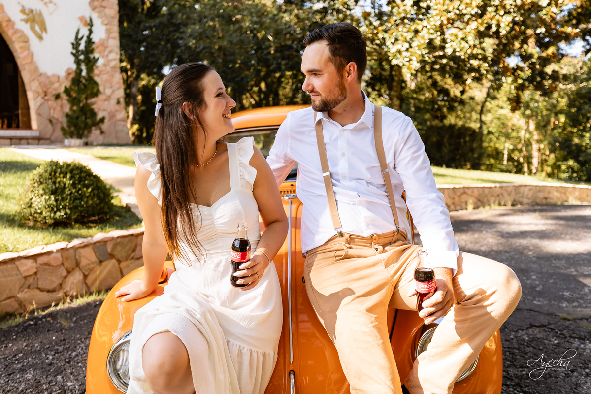 pré wedding Curitiba, ensaio pré-casamento Campo Largo, fotógrafo pré wedding Curitiba, fotos casal retrô, fusca ensaio fotográfico, fotógrafo Campo Largo, fotos casamento Curitiba, ensaio noivo noiva Curitiba, fotos criativas Curitiba, ensaio capela Curi