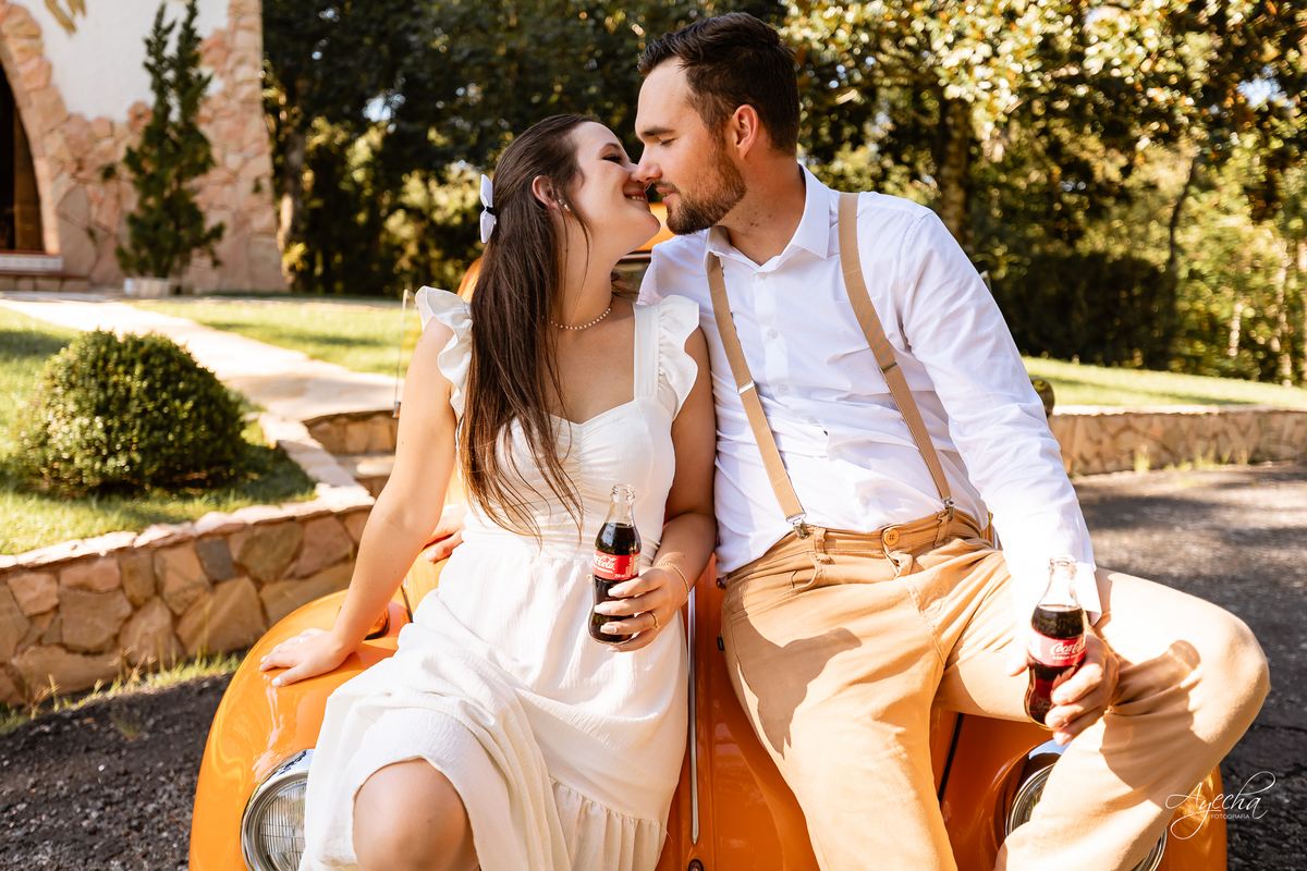 pré wedding Curitiba, ensaio pré-casamento Campo Largo, fotógrafo pré wedding Curitiba, fotos casal retrô, fusca ensaio fotográfico, fotógrafo Campo Largo, fotos casamento Curitiba, ensaio noivo noiva Curitiba, fotos criativas Curitiba, ensaio capela Curi