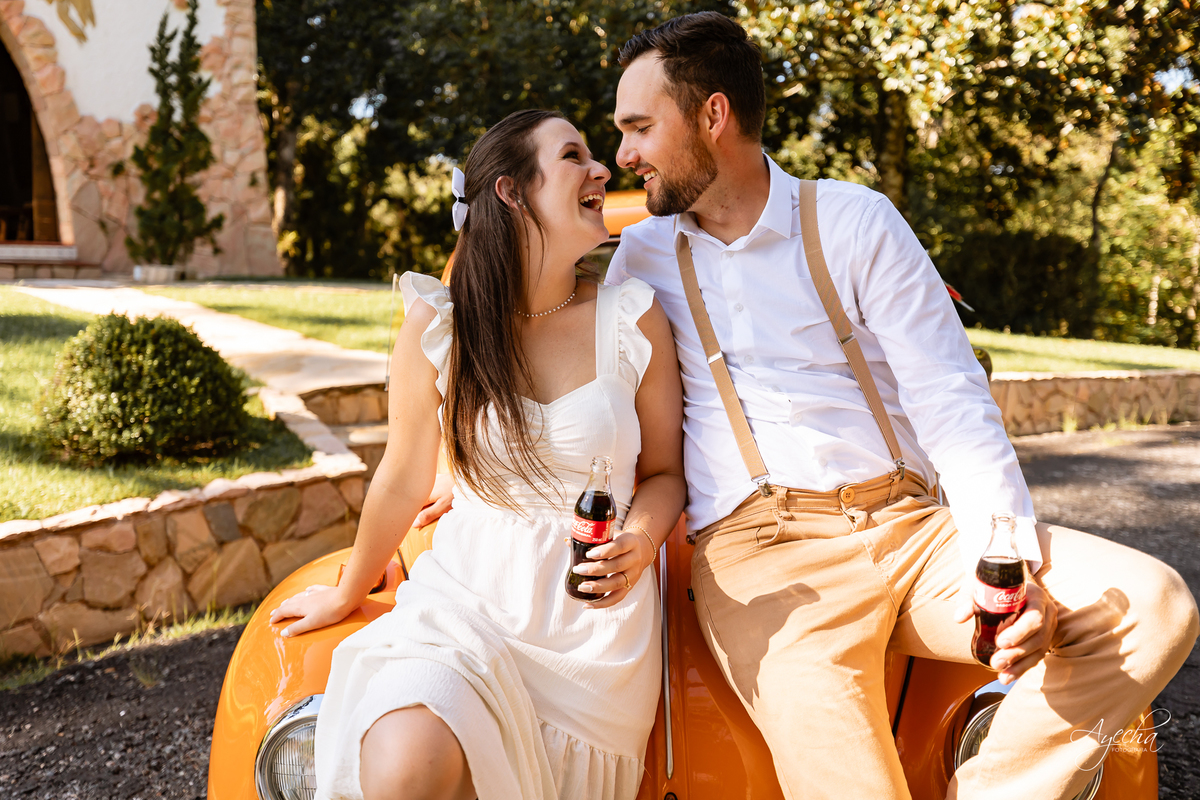 pré wedding Curitiba, ensaio pré-casamento Campo Largo, fotógrafo pré wedding Curitiba, fotos casal retrô, fusca ensaio fotográfico, fotógrafo Campo Largo, fotos casamento Curitiba, ensaio noivo noiva Curitiba, fotos criativas Curitiba, ensaio capela Curi