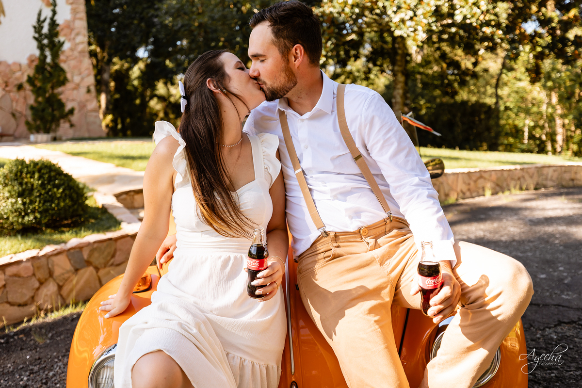 pré wedding Curitiba, ensaio pré-casamento Campo Largo, fotógrafo pré wedding Curitiba, fotos casal retrô, fusca ensaio fotográfico, fotógrafo Campo Largo, fotos casamento Curitiba, ensaio noivo noiva Curitiba, fotos criativas Curitiba, ensaio capela Curi