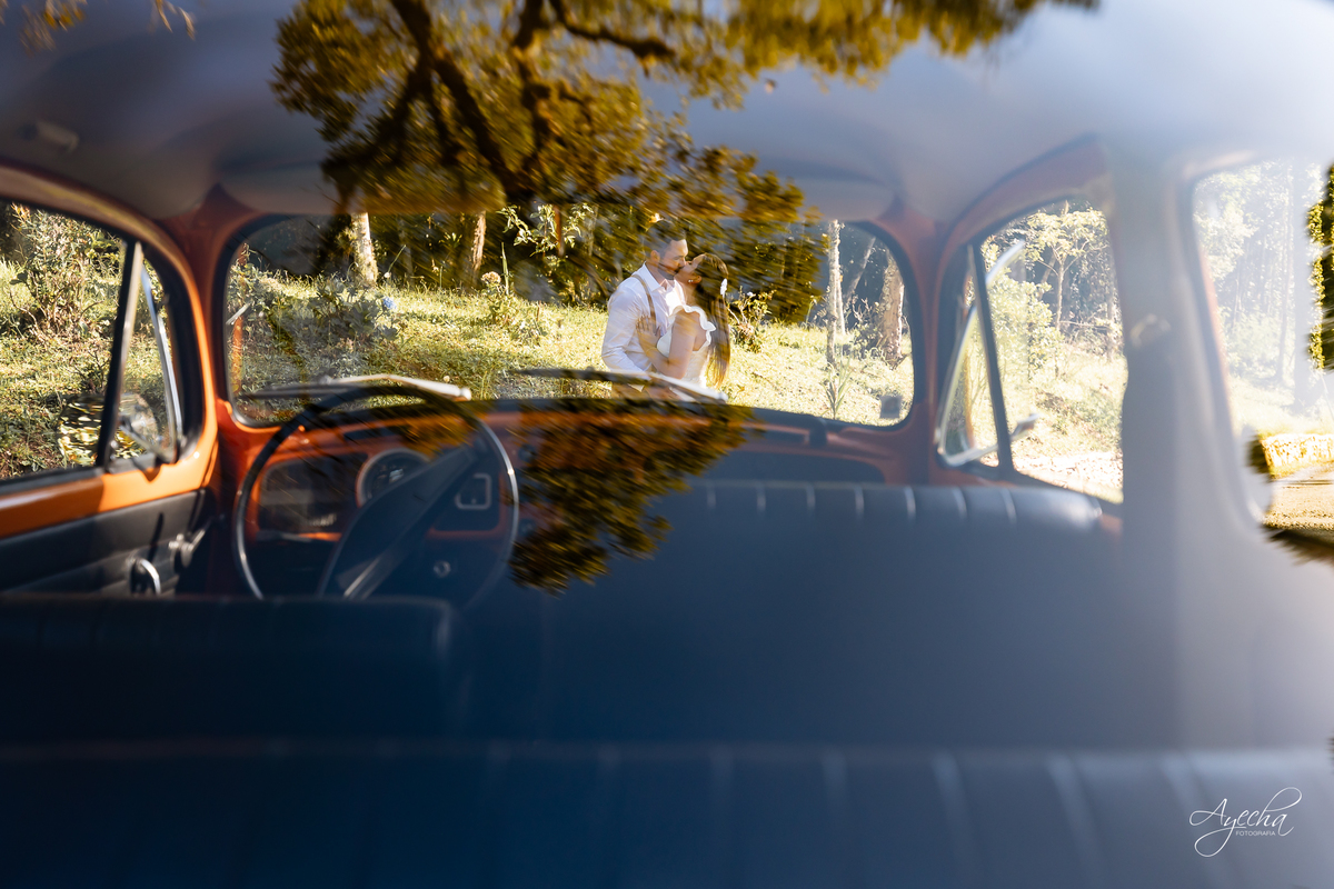 pré wedding Curitiba, ensaio pré-casamento Campo Largo, fotógrafo pré wedding Curitiba, fotos casal retrô, fusca ensaio fotográfico, fotógrafo Campo Largo, fotos casamento Curitiba, ensaio noivo noiva Curitiba, fotos criativas Curitiba, ensaio capela Curi