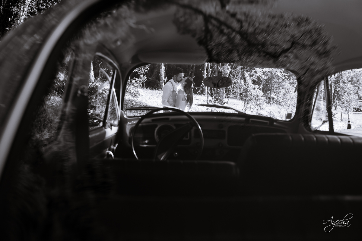 pré wedding Curitiba, ensaio pré-casamento Campo Largo, fotógrafo pré wedding Curitiba, fotos casal retrô, fusca ensaio fotográfico, fotógrafo Campo Largo, fotos casamento Curitiba, ensaio noivo noiva Curitiba, fotos criativas Curitiba, ensaio capela Curi