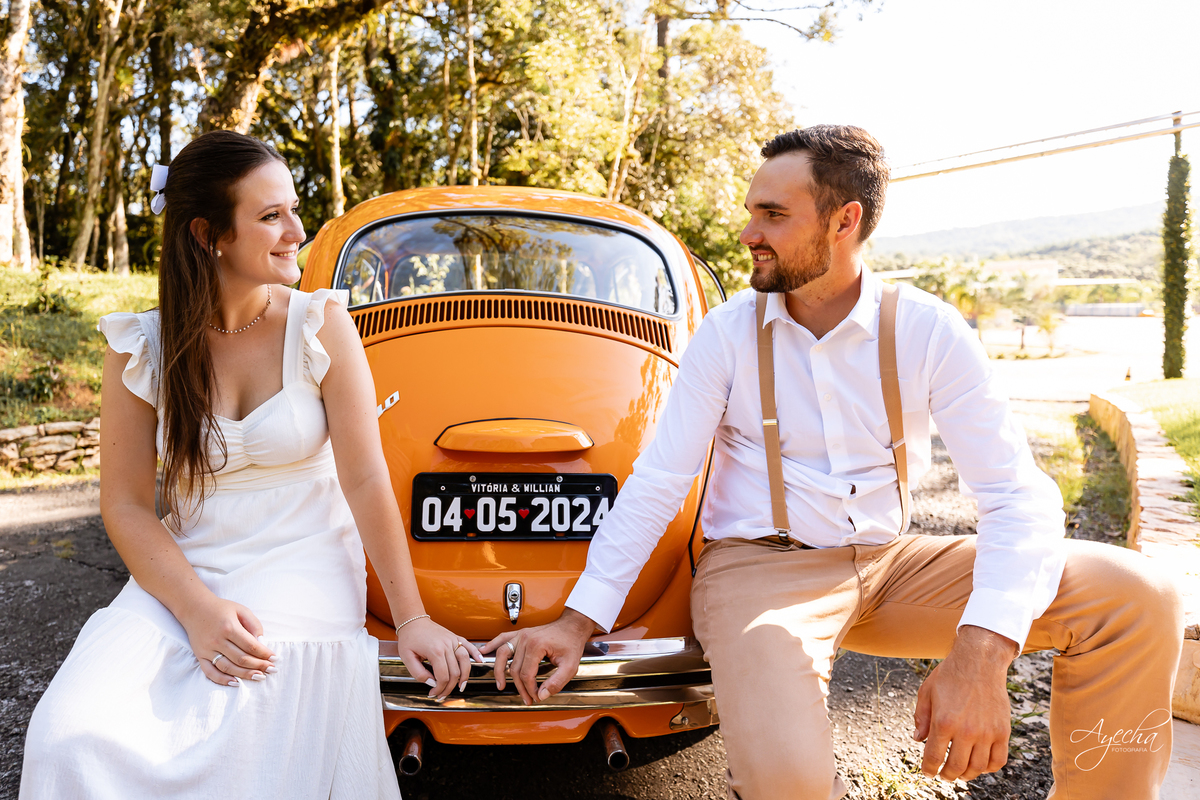 pré wedding Curitiba, ensaio pré-casamento Campo Largo, fotógrafo pré wedding Curitiba, fotos casal retrô, fusca ensaio fotográfico, fotógrafo Campo Largo, fotos casamento Curitiba, ensaio noivo noiva Curitiba, fotos criativas Curitiba, ensaio capela Curi