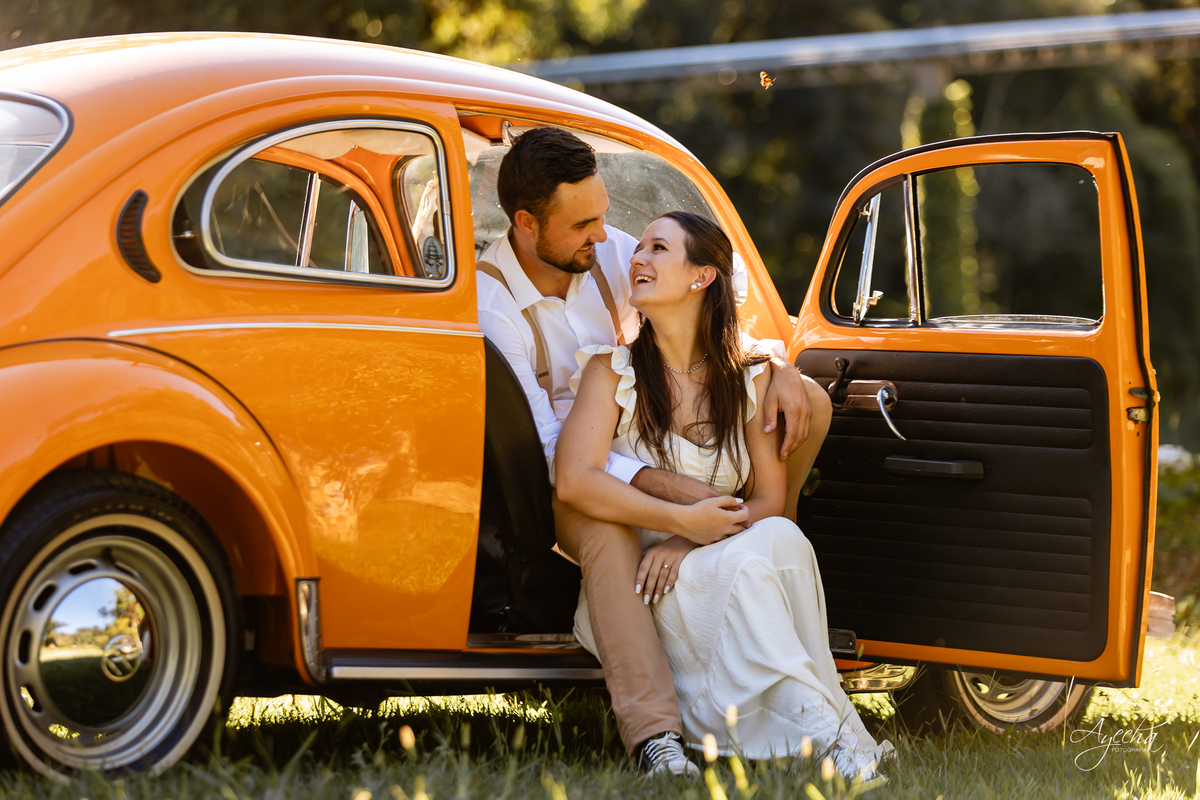 pré wedding Curitiba, ensaio pré-casamento Campo Largo, fotógrafo pré wedding Curitiba, fotos casal retrô, fusca ensaio fotográfico, fotógrafo Campo Largo, fotos casamento Curitiba, ensaio noivo noiva Curitiba, fotos criativas Curitiba, ensaio capela Curi