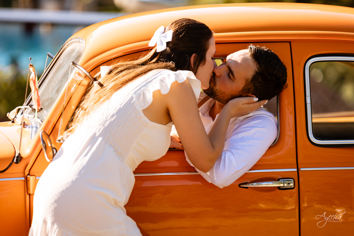 pré wedding Curitiba, ensaio pré-casamento Campo Largo, fotógrafo pré wedding Curitiba, fotos casal retrô, fusca ensaio fotográfico, fotógrafo Campo Largo, fotos casamento Curitiba, ensaio noivo noiva Curitiba, fotos criativas Curitiba, ensaio capela Curi