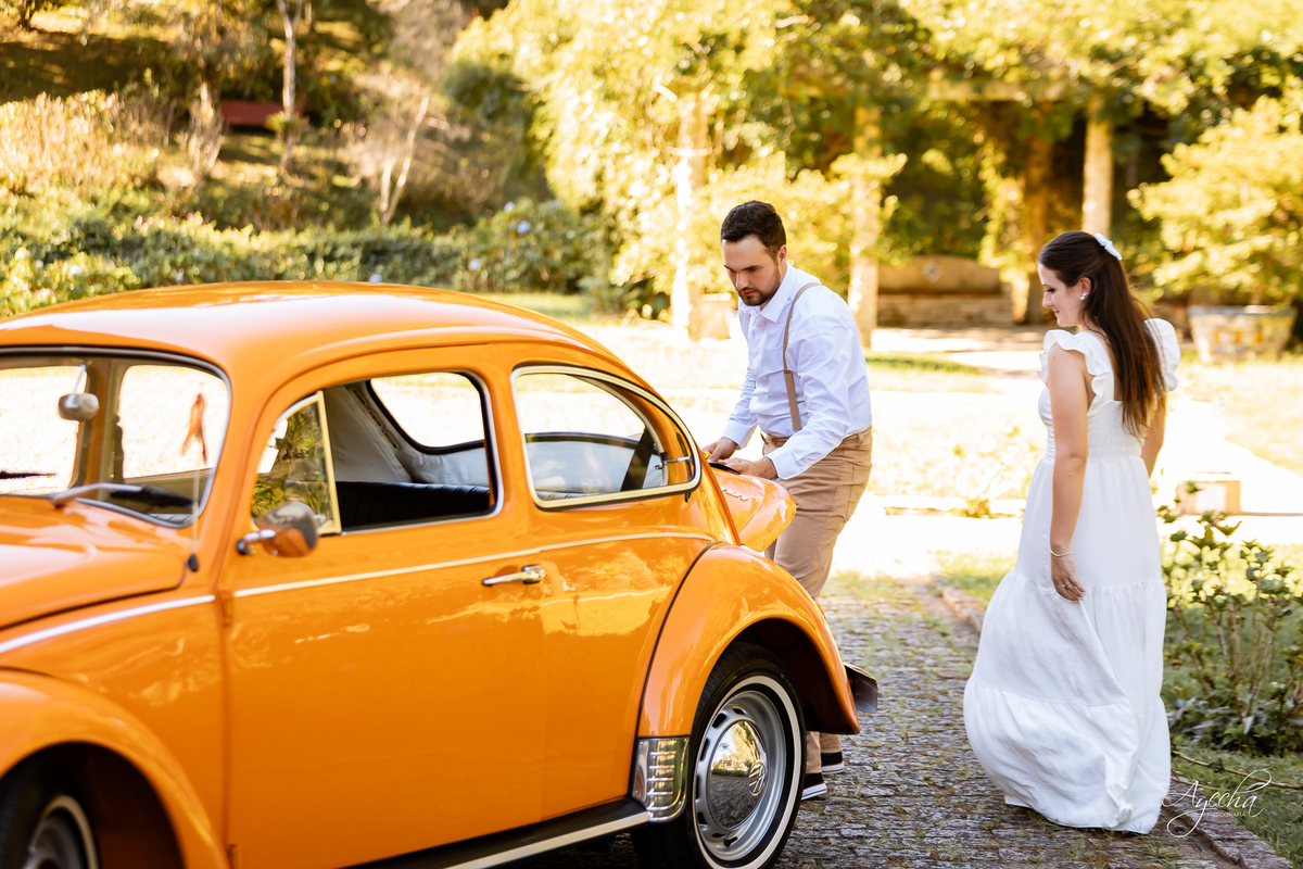 pré wedding Curitiba, ensaio pré-casamento Campo Largo, fotógrafo pré wedding Curitiba, fotos casal retrô, fusca ensaio fotográfico, fotógrafo Campo Largo, fotos casamento Curitiba, ensaio noivo noiva Curitiba, fotos criativas Curitiba, ensaio capela Curi