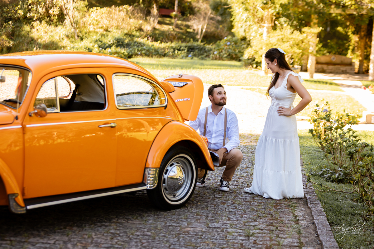 pré wedding Curitiba, ensaio pré-casamento Campo Largo, fotógrafo pré wedding Curitiba, fotos casal retrô, fusca ensaio fotográfico, fotógrafo Campo Largo, fotos casamento Curitiba, ensaio noivo noiva Curitiba, fotos criativas Curitiba, ensaio capela Curi