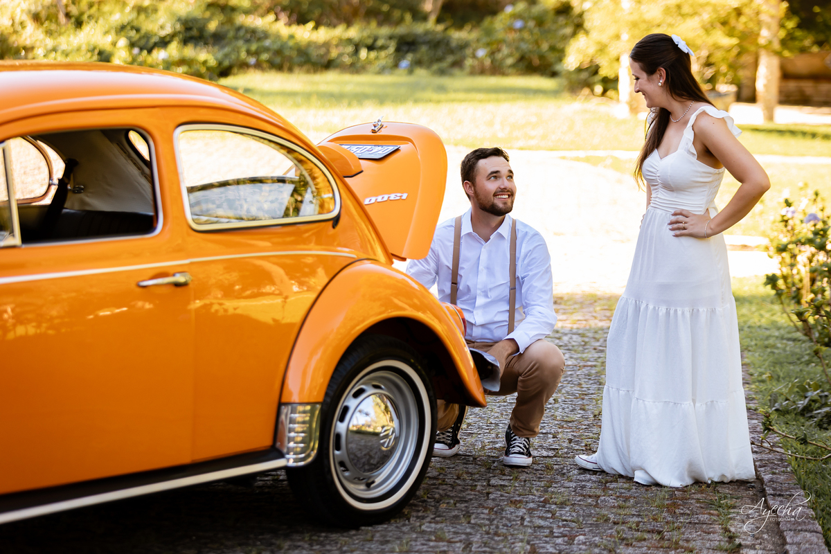 pré wedding Curitiba, ensaio pré-casamento Campo Largo, fotógrafo pré wedding Curitiba, fotos casal retrô, fusca ensaio fotográfico, fotógrafo Campo Largo, fotos casamento Curitiba, ensaio noivo noiva Curitiba, fotos criativas Curitiba, ensaio capela Curi