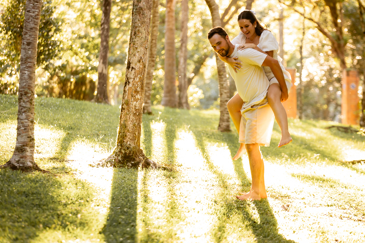 pré wedding Curitiba, ensaio pré-casamento Campo Largo, fotógrafo pré wedding Curitiba, fotos casal retrô, fusca ensaio fotográfico, fotógrafo Campo Largo, fotos casamento Curitiba, ensaio noivo noiva Curitiba, fotos criativas Curitiba, ensaio capela Curi