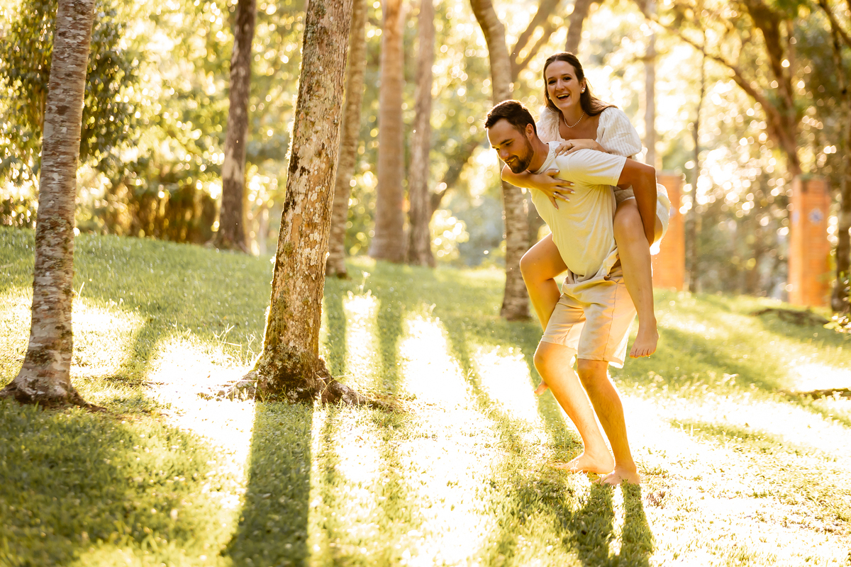 pré wedding Curitiba, ensaio pré-casamento Campo Largo, fotógrafo pré wedding Curitiba, fotos casal retrô, fusca ensaio fotográfico, fotógrafo Campo Largo, fotos casamento Curitiba, ensaio noivo noiva Curitiba, fotos criativas Curitiba, ensaio capela Curi