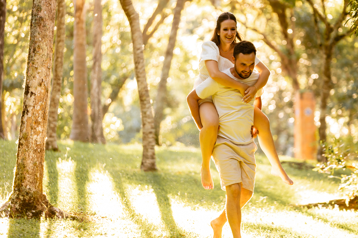 pré wedding Curitiba, ensaio pré-casamento Campo Largo, fotógrafo pré wedding Curitiba, fotos casal retrô, fusca ensaio fotográfico, fotógrafo Campo Largo, fotos casamento Curitiba, ensaio noivo noiva Curitiba, fotos criativas Curitiba, ensaio capela Curi