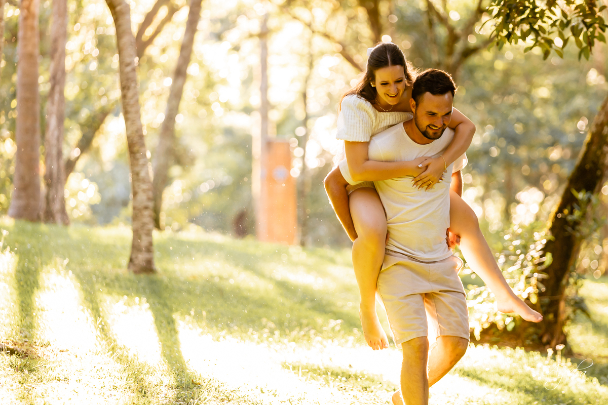 pré wedding Curitiba, ensaio pré-casamento Campo Largo, fotógrafo pré wedding Curitiba, fotos casal retrô, fusca ensaio fotográfico, fotógrafo Campo Largo, fotos casamento Curitiba, ensaio noivo noiva Curitiba, fotos criativas Curitiba, ensaio capela Curi