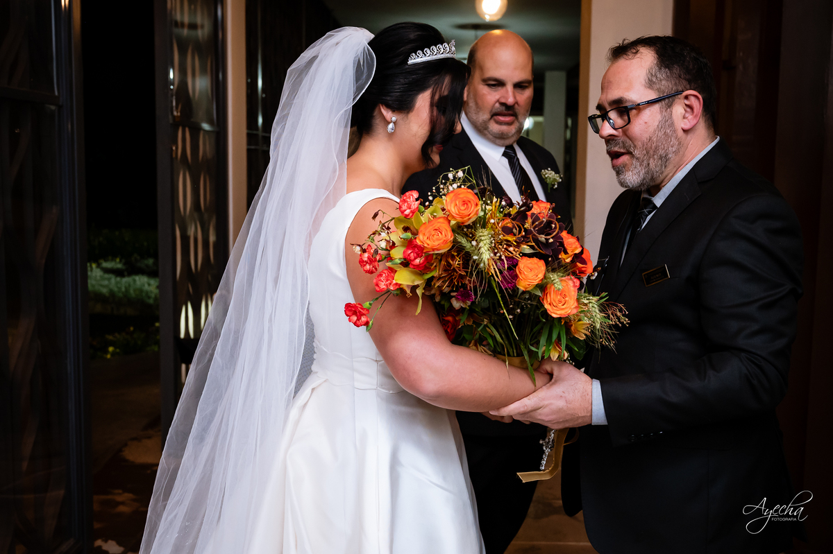 casamento clássico Curitiba, fotógrafo casamento luxo Curitiba, casamento Clube Curitibano, fotógrafa casamentos elegantes, cerimonial Ademir Rodrigues, fotos casamento sofisticado, fotógrafa Curitiba premium, casamento alto padrão Curitiba, noiva vestido