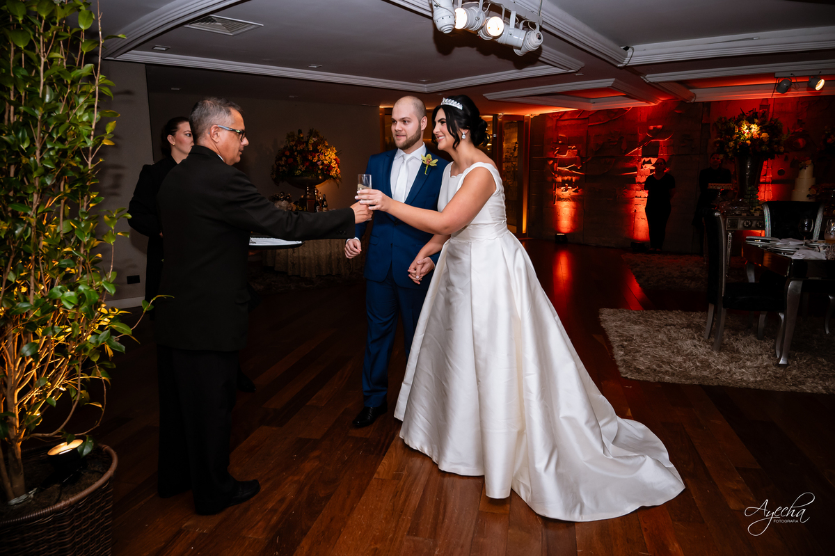 casamento clássico Curitiba, fotógrafo casamento luxo Curitiba, casamento Clube Curitibano, fotógrafa casamentos elegantes, cerimonial Ademir Rodrigues, fotos casamento sofisticado, fotógrafa Curitiba premium, casamento alto padrão Curitiba, noiva seda